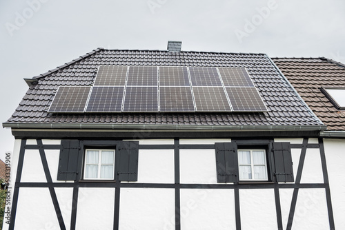 Solarpanel auf einem Dach eines Fachwerkhauses in Düsseldorf, Nordrhein-Westfalen, Deutschland photo