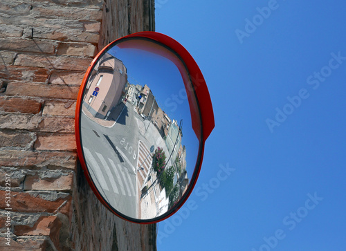 il riflesso di un borgo nello specchio stradale photo