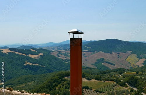 scenico e rilassante panorama collinare in una limpida giornata