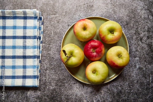 jabłka na talerzu 
