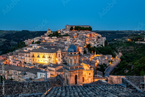 Fototapeta Naklejka Na Ścianę i Meble -  Cityscape at night on the old town of Ragusa, Sicily, Italy.