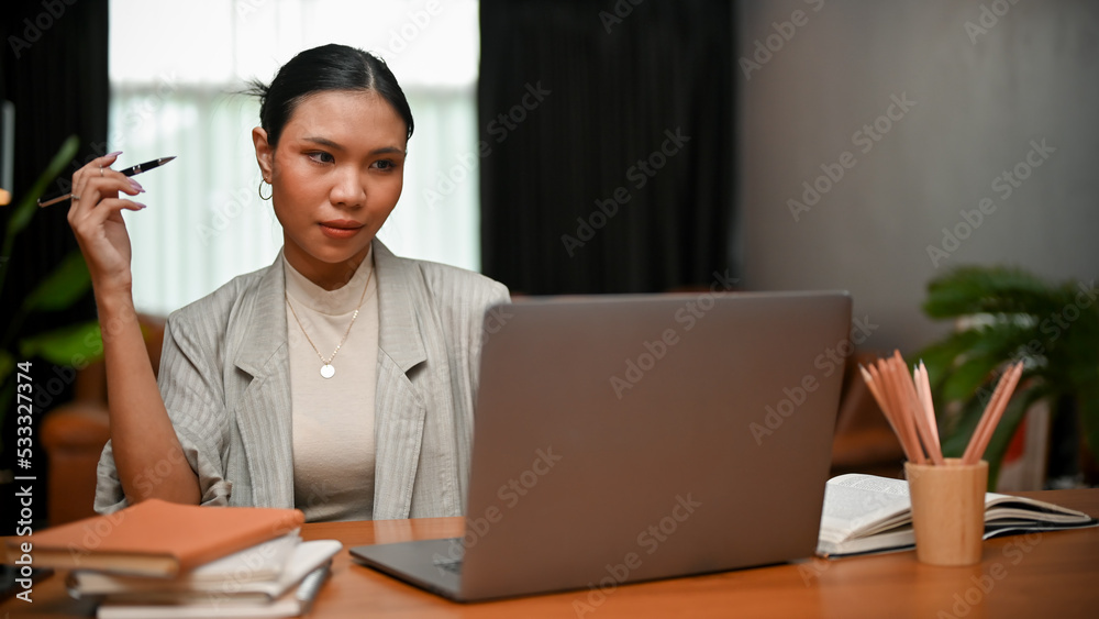 Talented and professional Asian businesswoman planning and finding ideas on the internet Talented and professional Asian businesswoman planning and finding ideas on the internet
