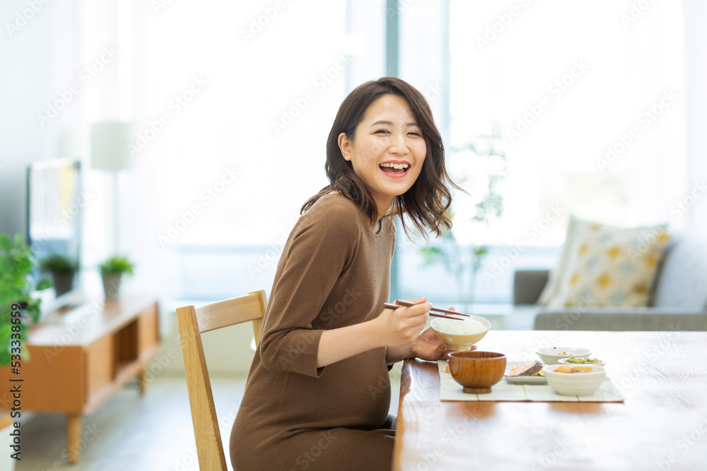 食事をする妊婦 食事をする妊婦