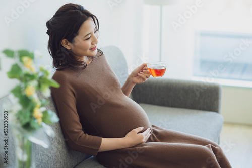 お茶を飲む妊婦 