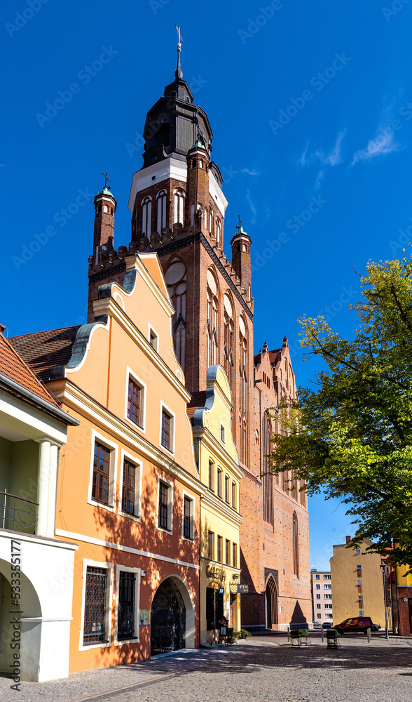 Obraz premium Panorama of Rynek main market square with St. Mary Collegiate church, town museum and Odwach Guardhouse in historic old town quarter of Stargard in Poland