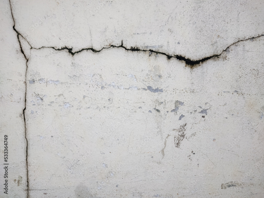 Obraz premium Cracked white concrete wall Suitable for your designs and work surfaces.