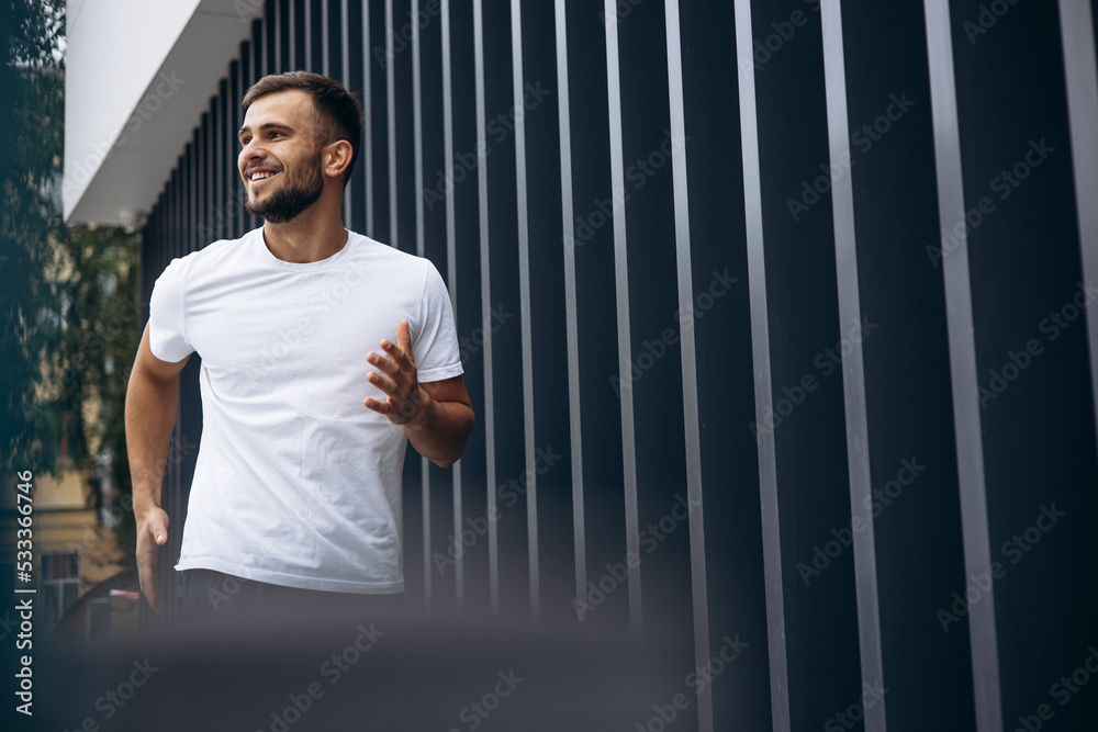 Obraz premium Young man jogging in the city