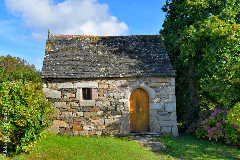 Maisonnette en pierres de granit et ardoises typique en Bretagne Maisonnette en pierres de granit et ardoises typique en Bretagne