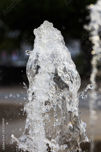 Wasserfontaene an einem Springbrunnen in Travemüne an der Ostsee