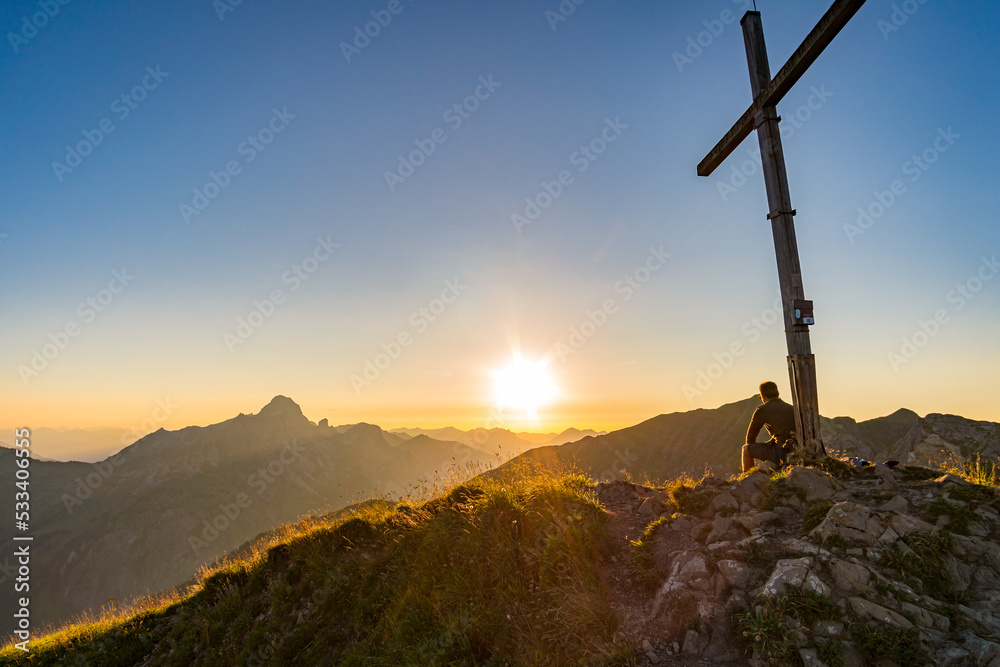 Obraz premium Stunning sunset hike from the top in the austria mountain
