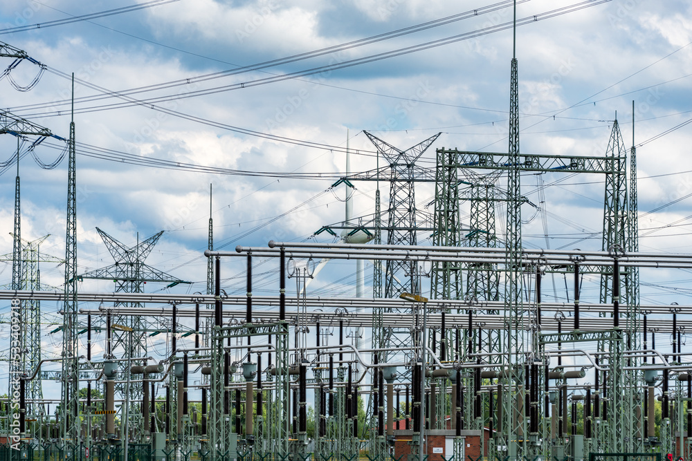 Elektrizität Umspannwerk vor einem Windkraftwerk in Schleswig-Holstein Elektrizität Umspannwerk vor einem Windkraftwerk in Schleswig-Holstein