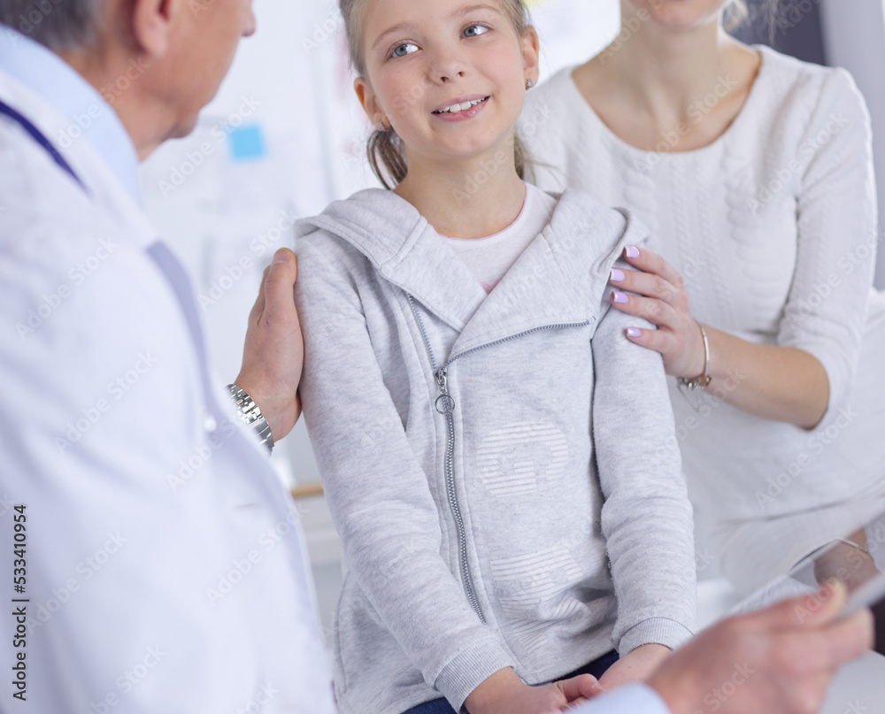 Fototapeta premium Little girl with her mother at a doctor on consultation