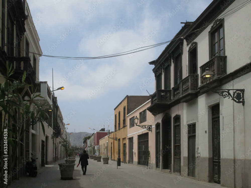 Calle del centro histórico de la ciudad de Lima, Perú.