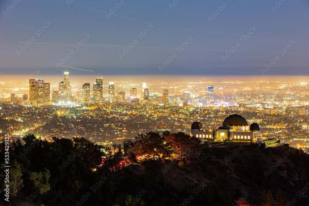 Fototapeta premium Night view of the Los Angeles cityscape with Griffith Observatory