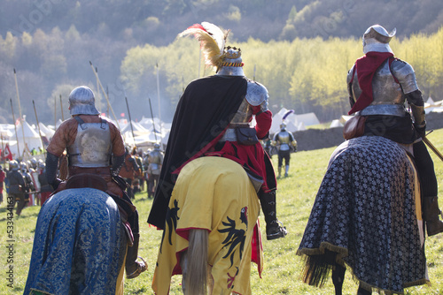 Foto commanders of medieval armies on horseback