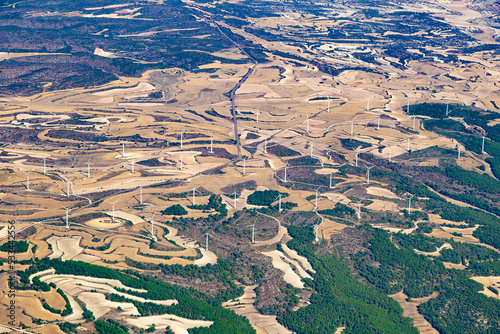 Vista de aerogeneradores desde arriba. Vista aérea del parque eólico en el campo. photo