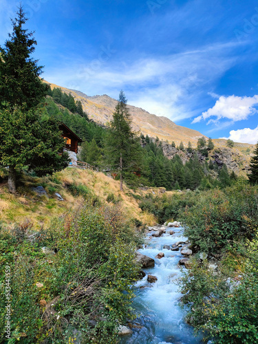 Baita di montagna sulle alpi con fiume