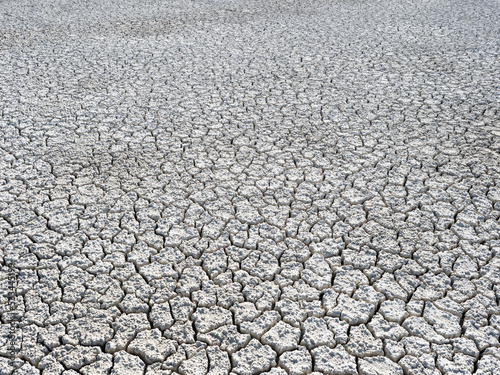 Tierra agrietada de un humedal seco. Cambio climático