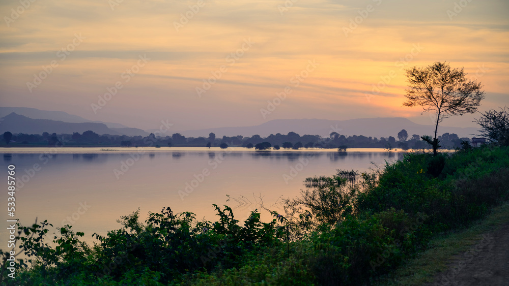 Obraz premium sunrise over lake