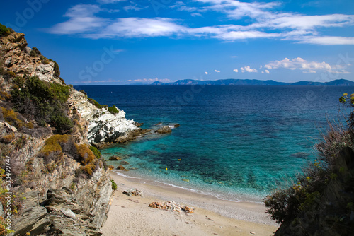Krajobraz morski. Skalista plaża na greckiej wyspie Skopelos	