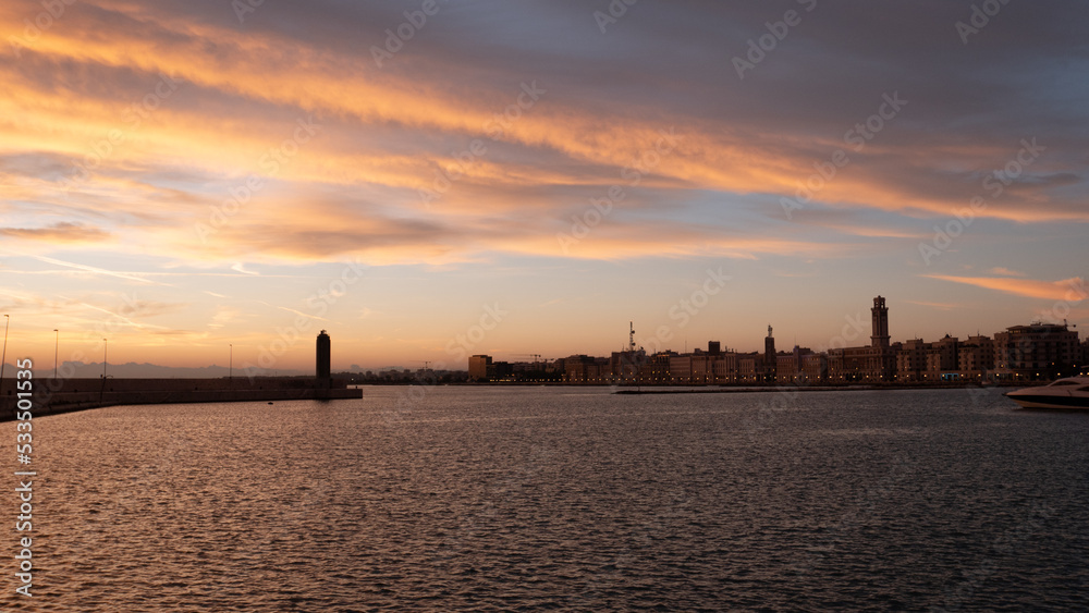 Bari, Alba vista Molo di Sant Antonio fato, lampioni, lungomare, nave, profilo della città, barche sorgere del sole, nuvole
