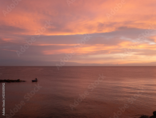 Bari, Alba vista dalla terrazza, Molo di Sant Antonio, lampioni, lungomare, nave, profilo della città, barche sorgere del sole, nuvole