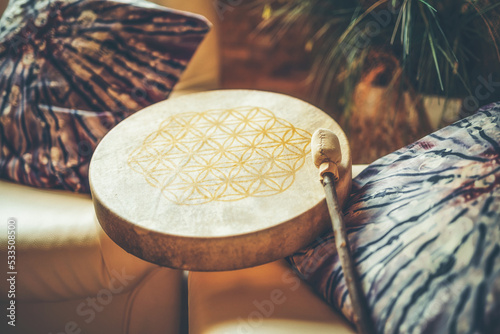 Foto shamanic drum at home on the couch