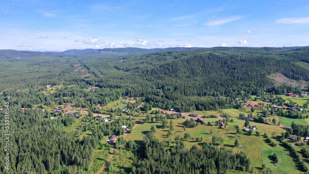 survol des lacs suédois dans la région de Dalécarlie autour de la ville d'Älvdalen
