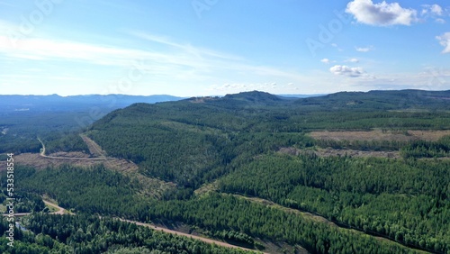 survol des lacs suédois dans la région de Dalécarlie autour de la ville d'Älvdalen