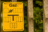 Żółta tabliczka informująca o miejscu przyłącza. gazowego 