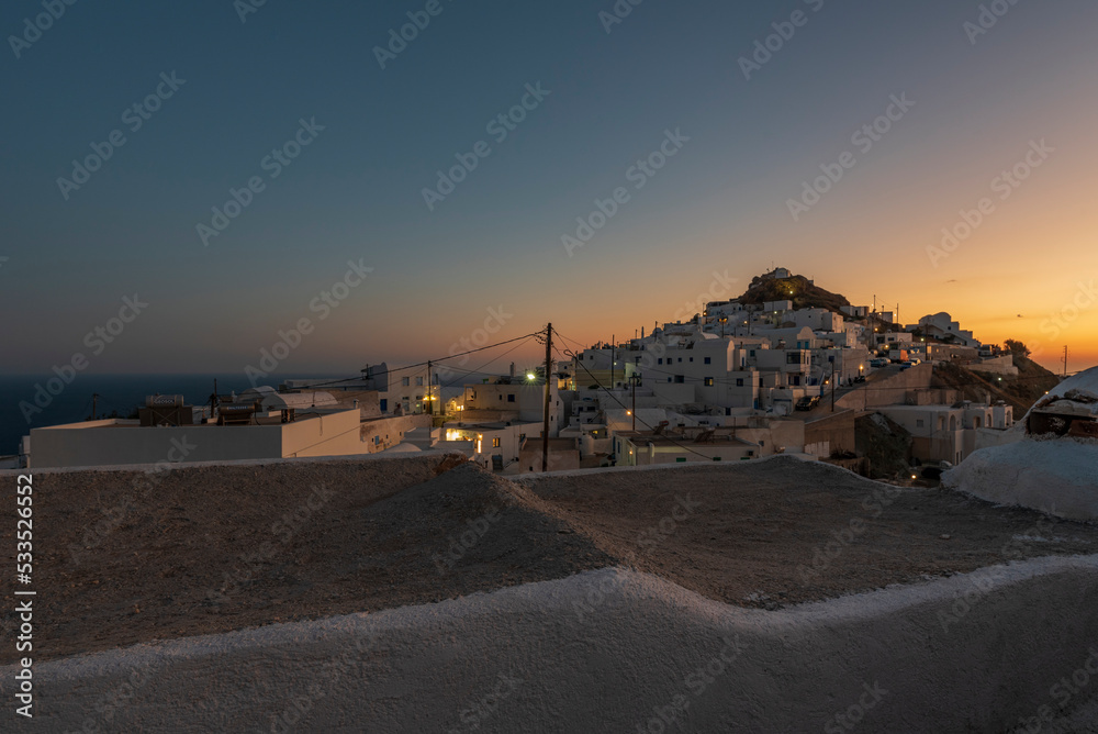 Vista del villaggio di Chora al crepuscolo, isola di Anafi GR
