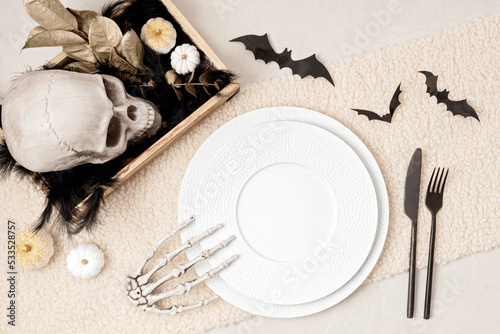 Quadro su tela Halloween table arrangement with plate mockup and table centerpiece made of black feathers, skulls, golden leaves