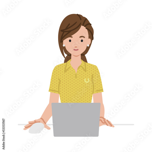デスクで座ってPCを使っているポロシャツの女性