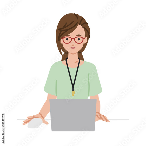 デスクで座ってPCを使っている教師の女性