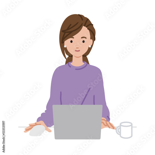 デスクで座ってPCを使っているリモートワークの女性