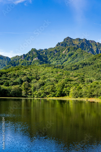 戸隠山と八方睨が反射する鏡池【妙高戸隠連山国立公園】／日本長野県