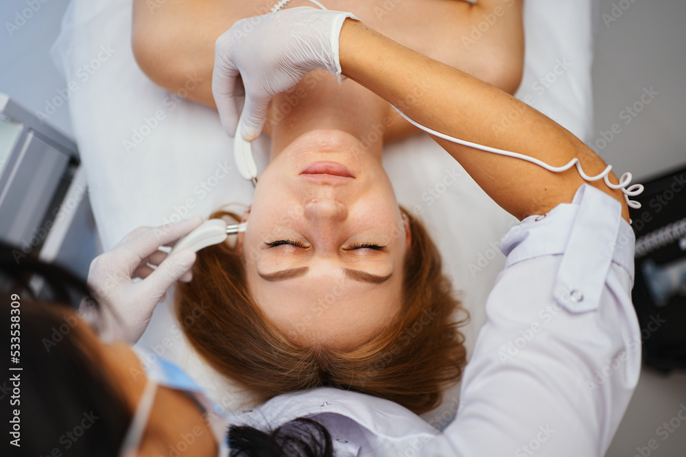 Naklejka premium Skin treatment with microcurrents.