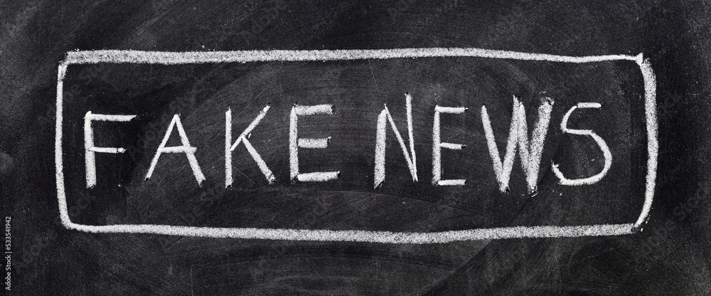 Fototapeta premium Fake news escrito con tiza en la pizarra