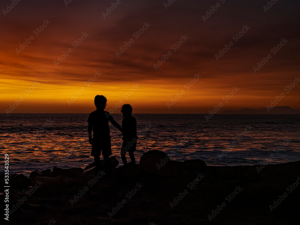 Fototapeta premium silhouette In sunset brother