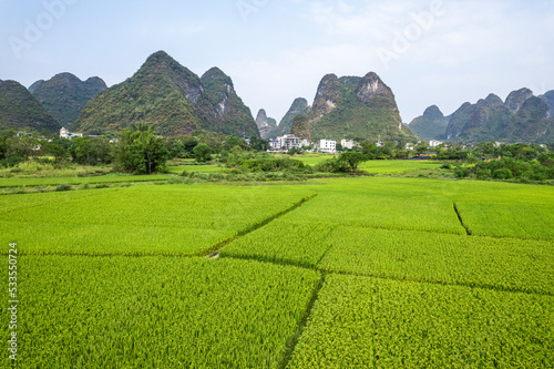Foto mountain and river and field in Guilin China