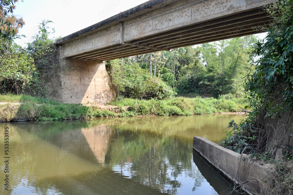 Naturaleza a través de un viejo puente a 120 kilómetros dela ciudad de Santa Cruz de la Sierra, Bolivia. Naturaleza a través de un viejo puente a 120 kilómetros dela ciudad de Santa Cruz de la Sierra, Bolivia.