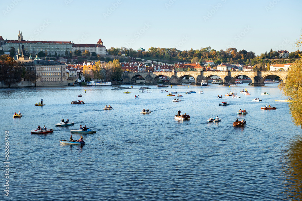 Sporty wodne na rzece przy Moście Karola w Pradze - obrazy, fototapety, plakaty 