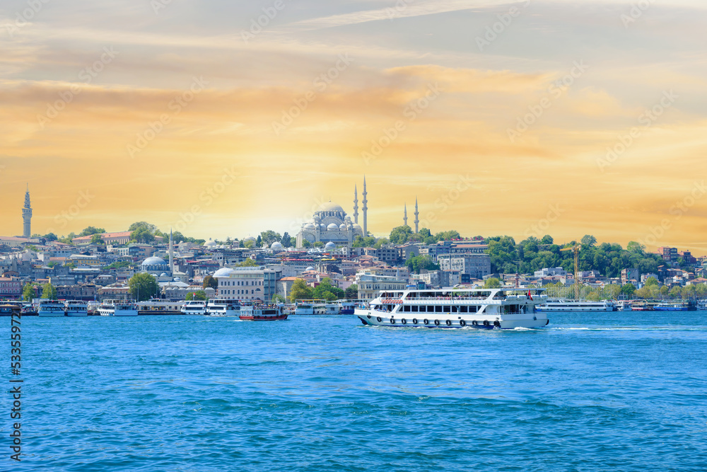 Fototapeta premium Istanbul city with Suleymaniye Mosque with boats in golden horn