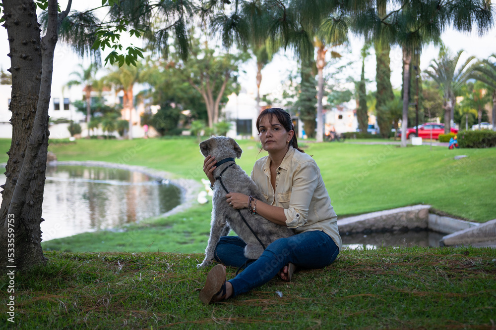 Mujer con mascota en parque