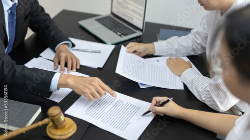 Fotografía Lawyer or judge has recommend a client sign a legal agreement in the courtroom, Legal Agreement Documents and Business Litigation Forms, scales of justice, law hammer, Litigation and legal services
