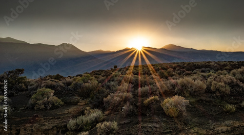 Tablou pe pânză Dramatic sunset over mountains in eastern sierra with lots of smoke in the air