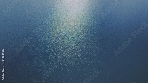 ドローン映像　煌めく水面と深いブルー　湖　芦ノ湖　4K　UHD