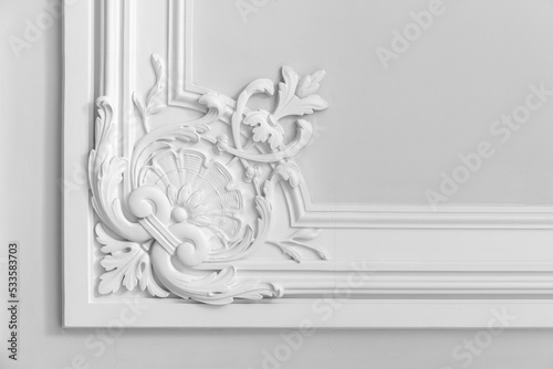 Foto White wall with classic stucco decoration, vintage style