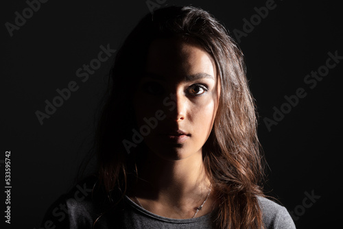 Fashion Model Frau Gesicht im Schatten Portr  t