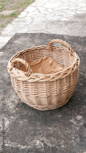 Cesta de mimbre usada